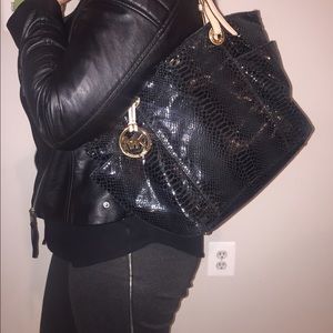 MICHAEL KORS LEATHER BAG!