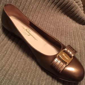 Salvatore Ferragamo Leather Vara Bronze 7.5B