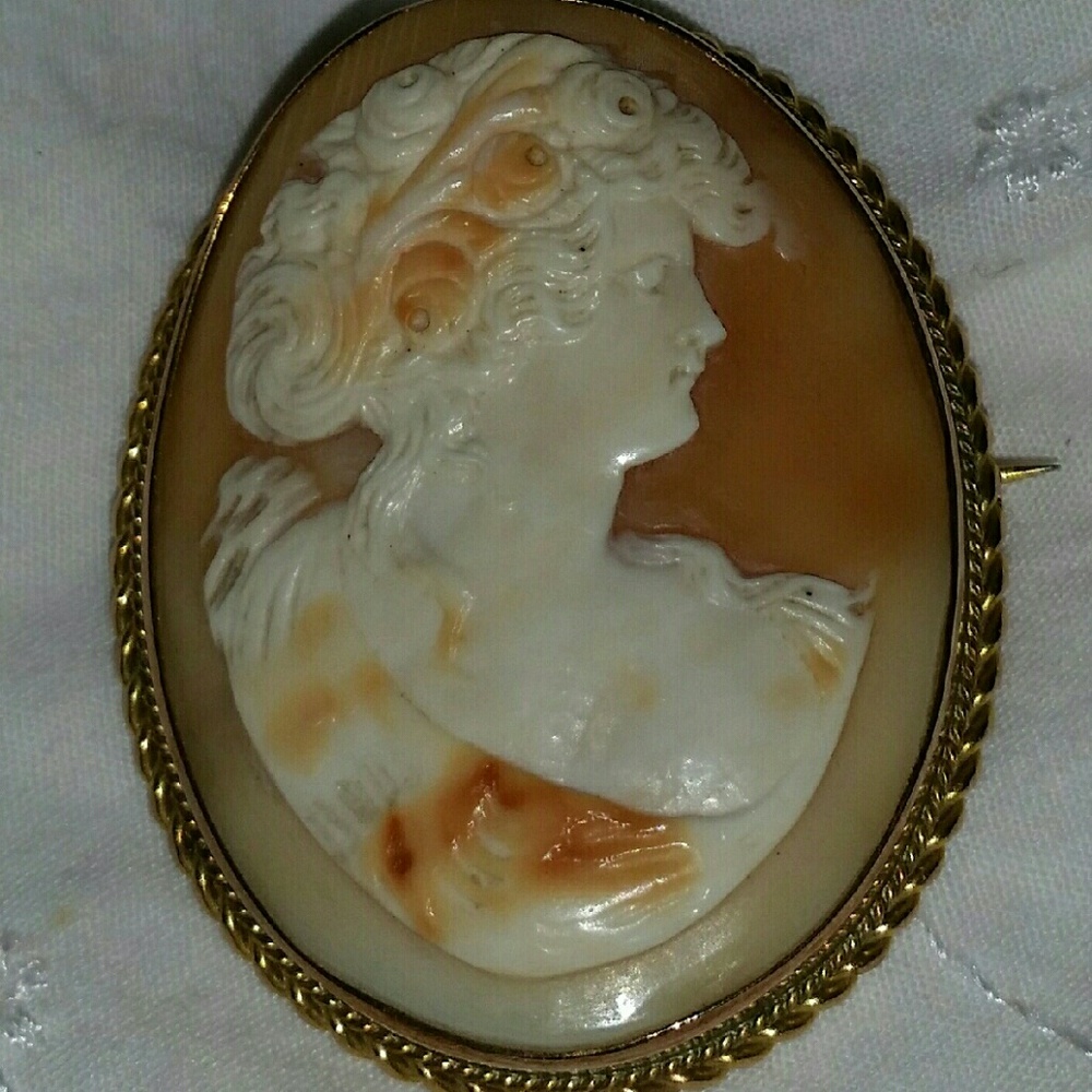Antique Victorian cameo brooch set in 9ct gold