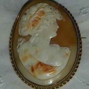 Antique Victorian cameo brooch set in 9ct gold