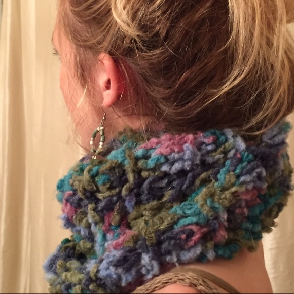 Handknitted multicolor infinity scarf - Picture 2 of 3