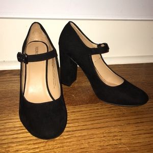 vintage black pumps