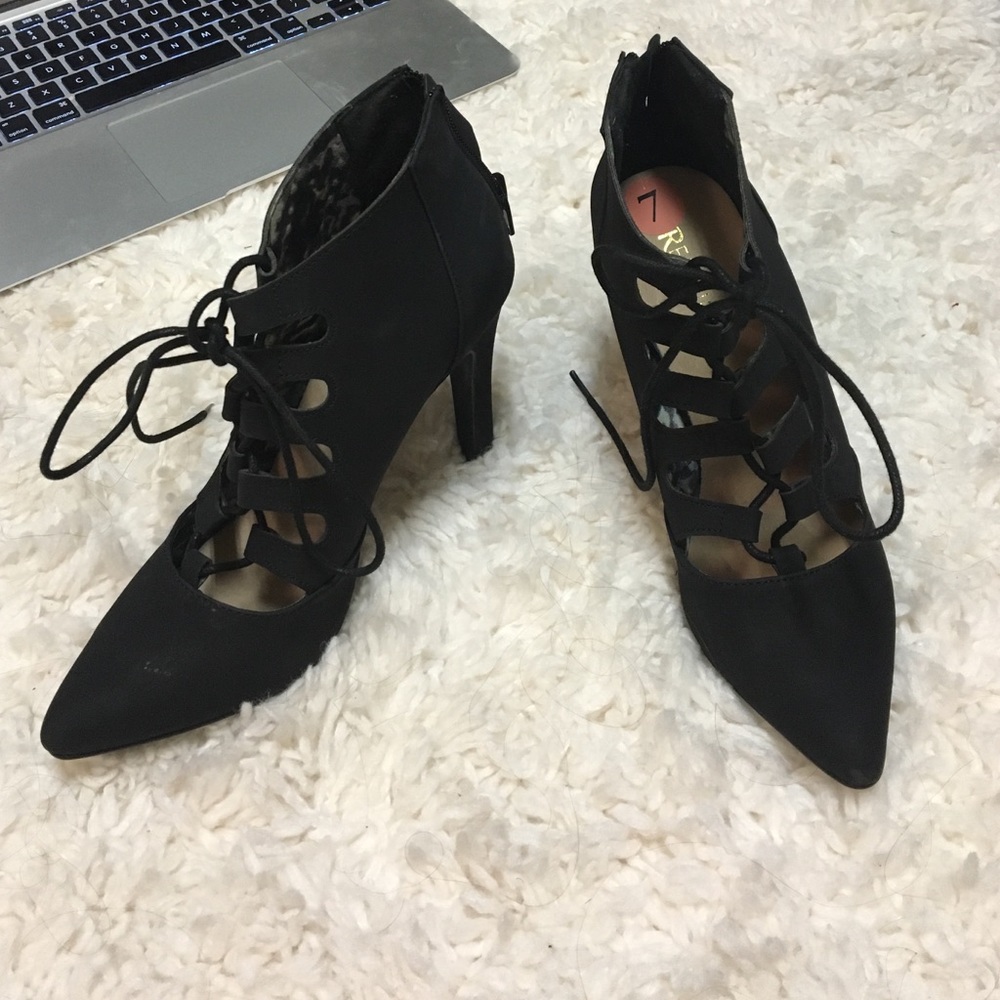 Restricted closed toe heels - Picture 2 of 4