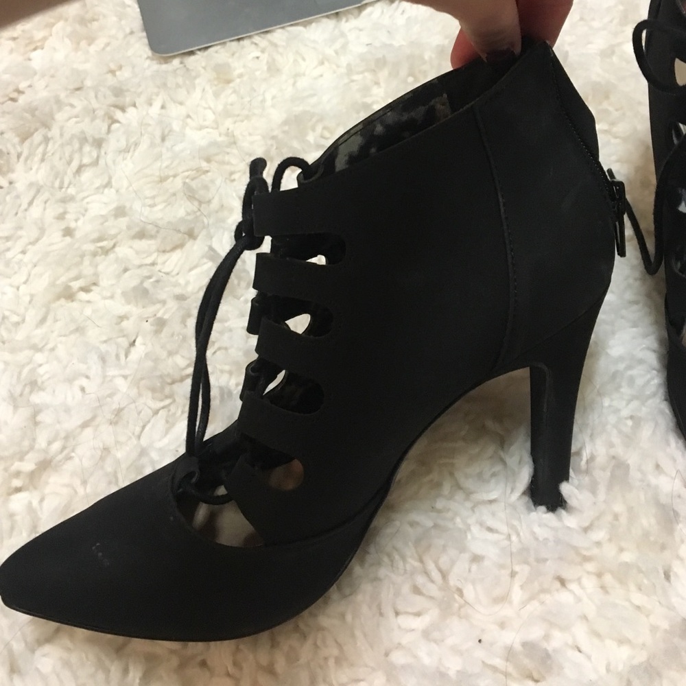 Restricted closed toe heels