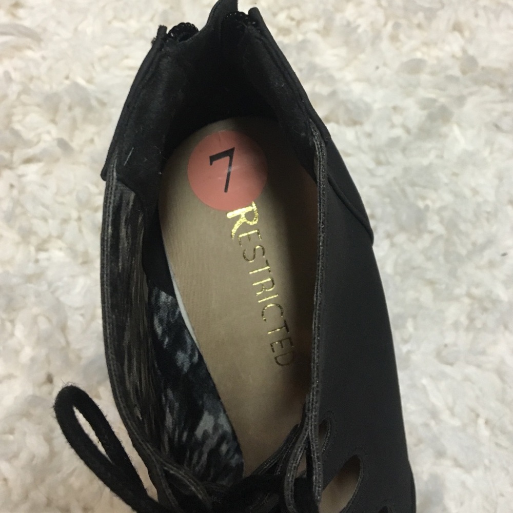 Restricted closed toe heels - Picture 3 of 4