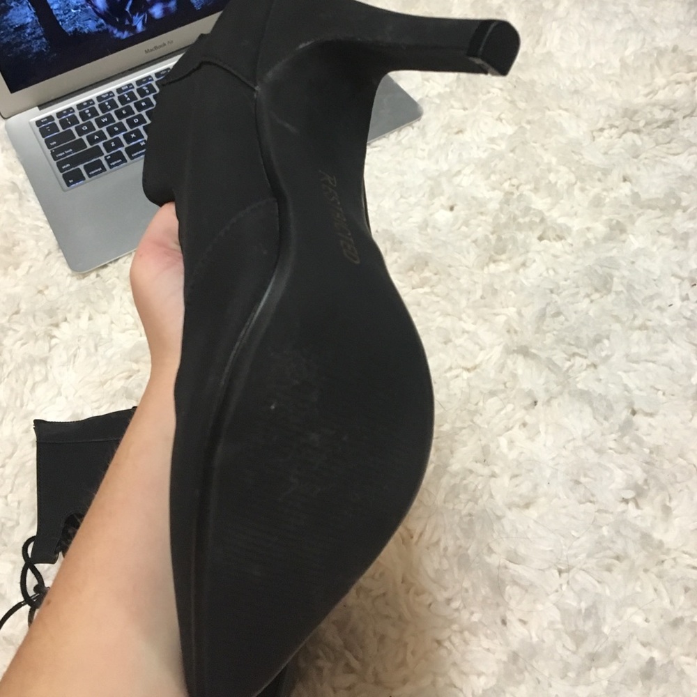 Restricted closed toe heels - Picture 4 of 4