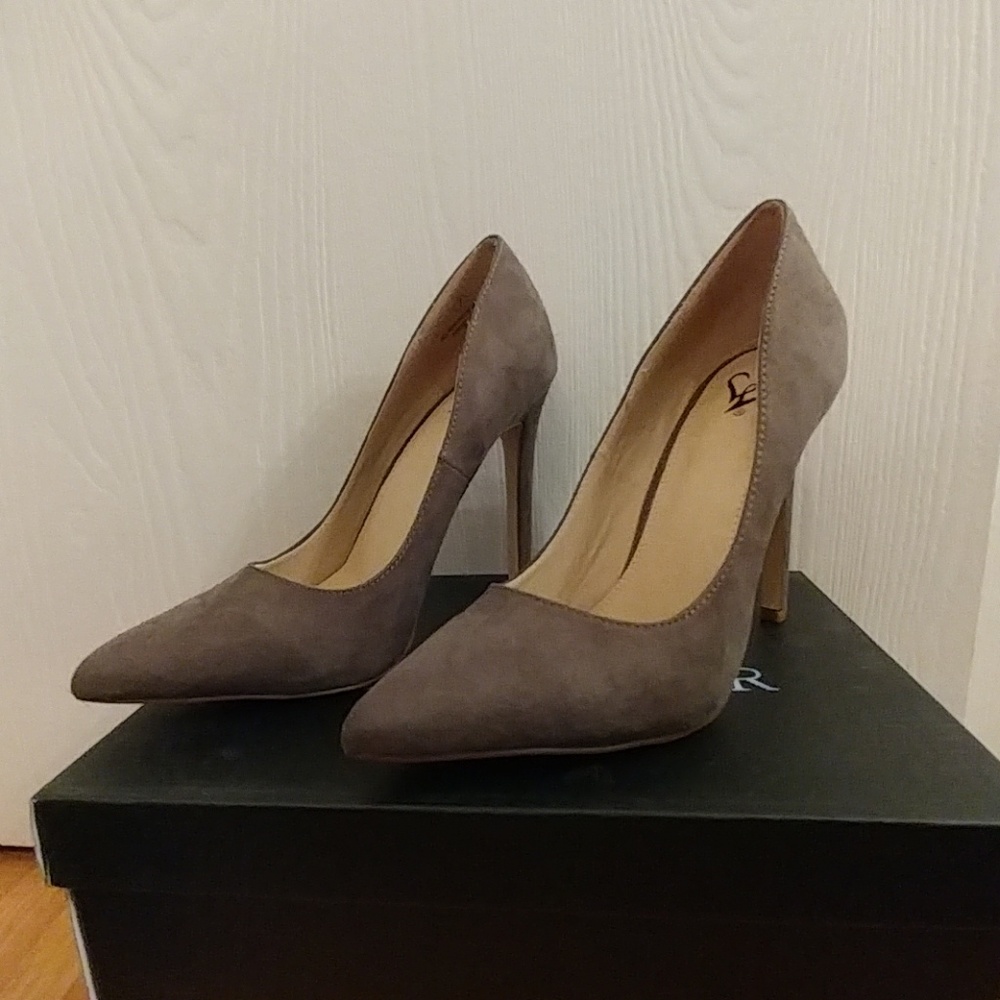 Windsor Olive Green Kylie pumps, Sz. 7 NIB