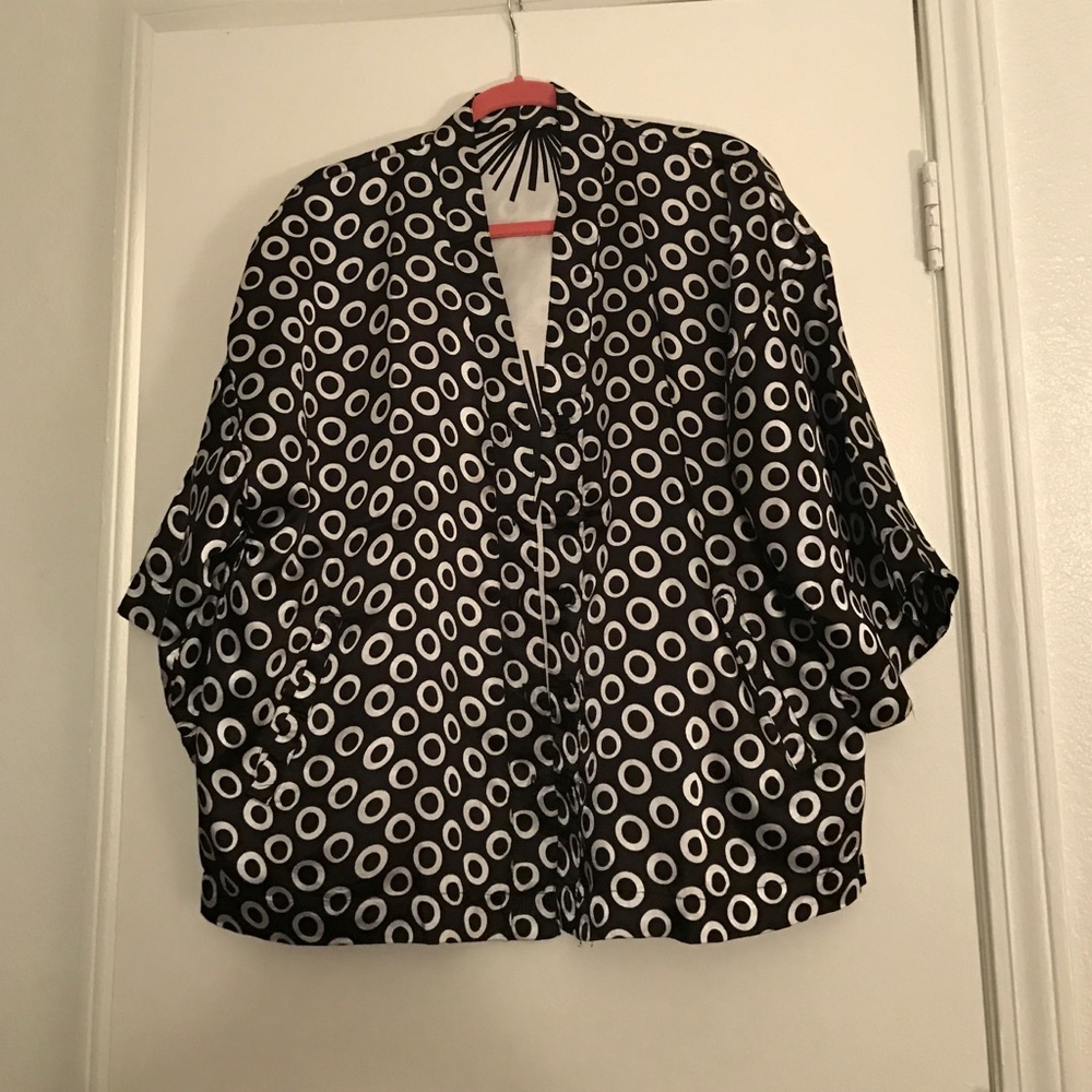 Black and white reversible kimono top