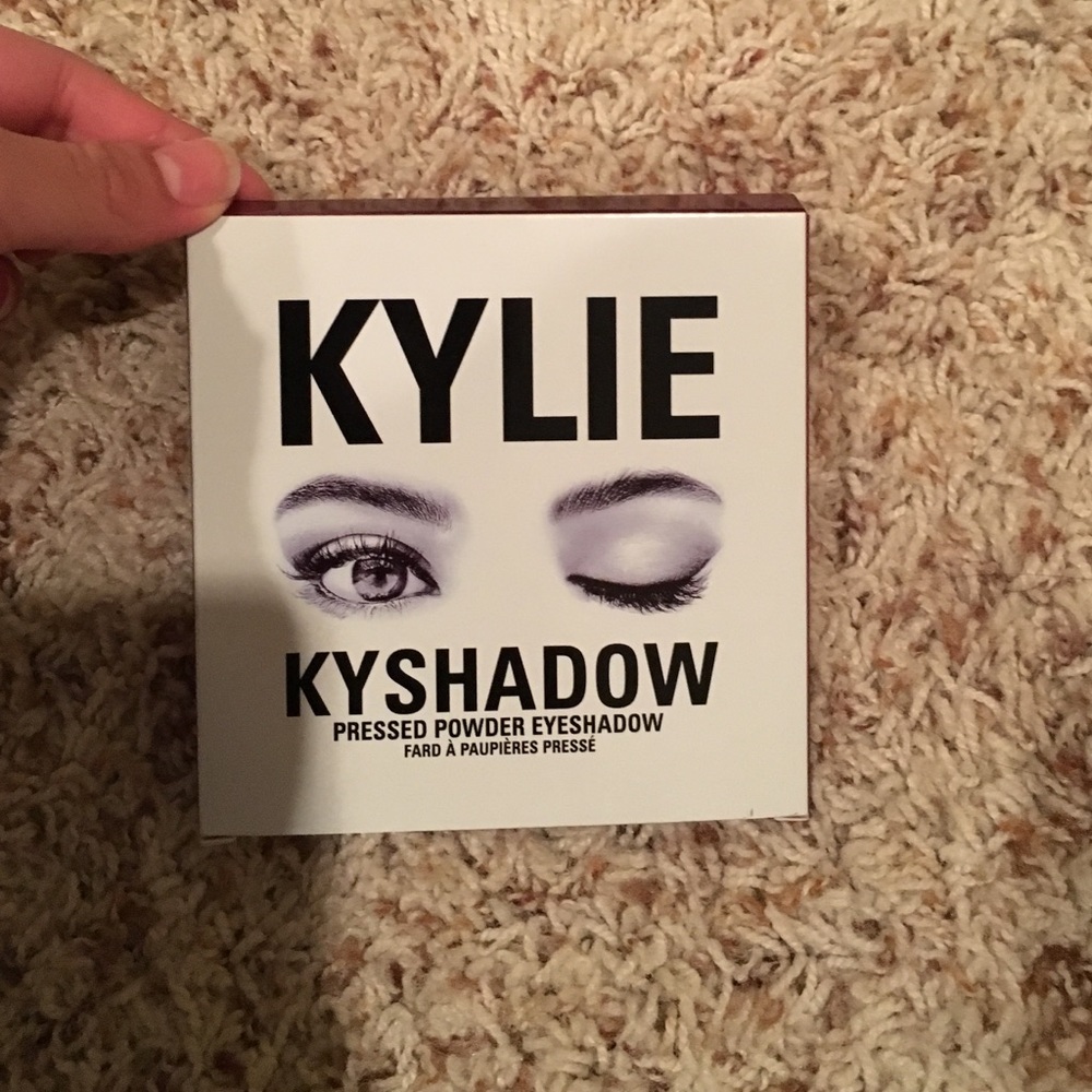 The Kylie Cosmetics Burgundy Palette!