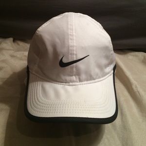 NIKE LIGHTWEIGHT HAT