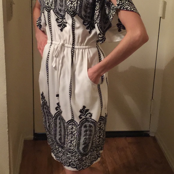 Lace pattern dress - Picture 2 of 4