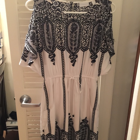 Lace pattern dress - Picture 3 of 4