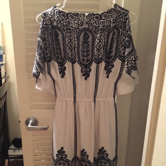 Lace pattern dress - Picture 4 of 4