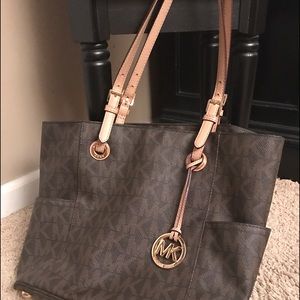 MICHAEL KORS BAG : SEE PICS! PRICE IS FIRM!!!!