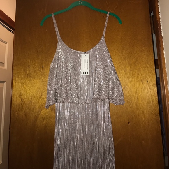Metallic Pleated Maxi Dress - Picture 5 of 6