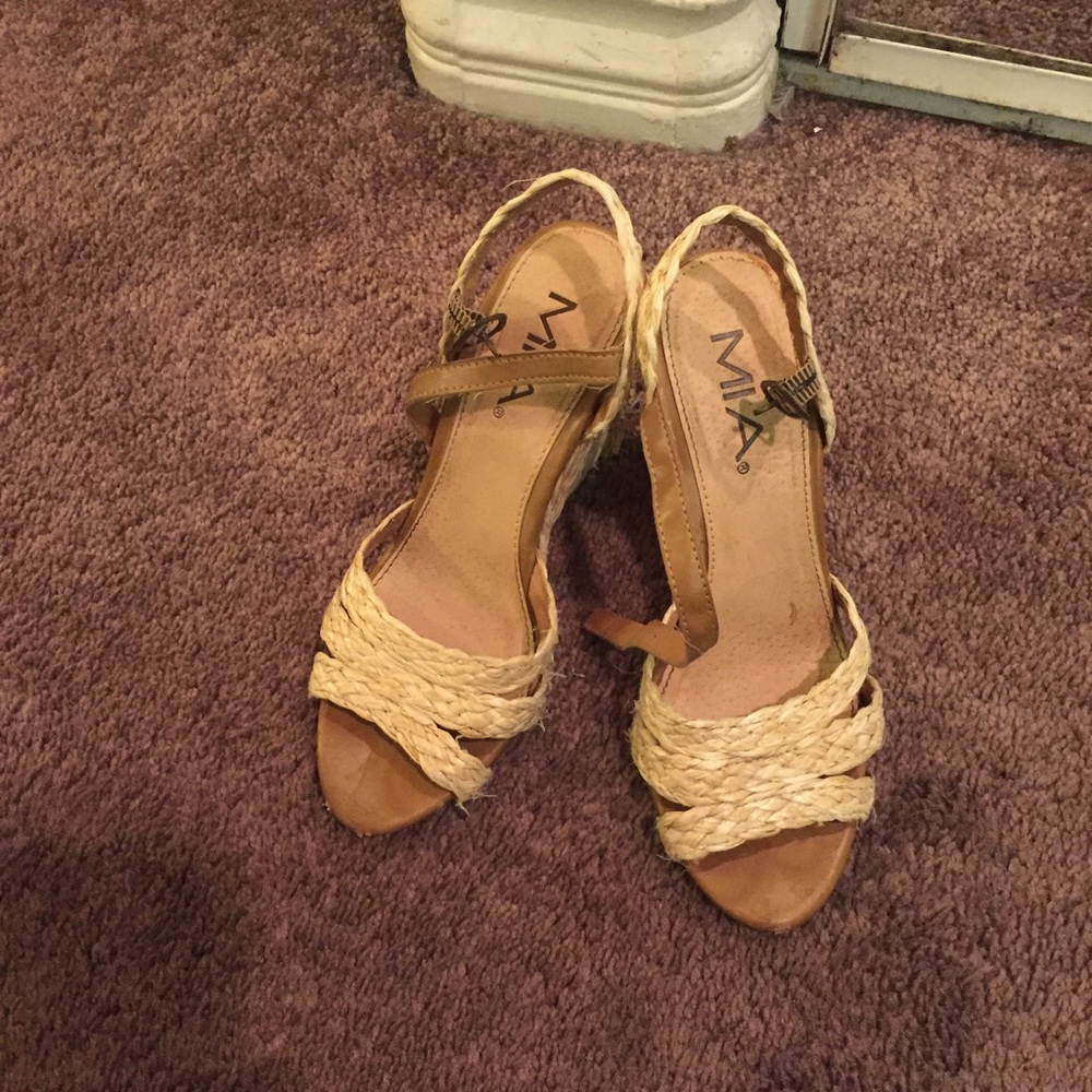 Like new mia espadrille wedges! Size 6