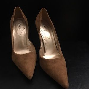 Tan suede Guess pumps
