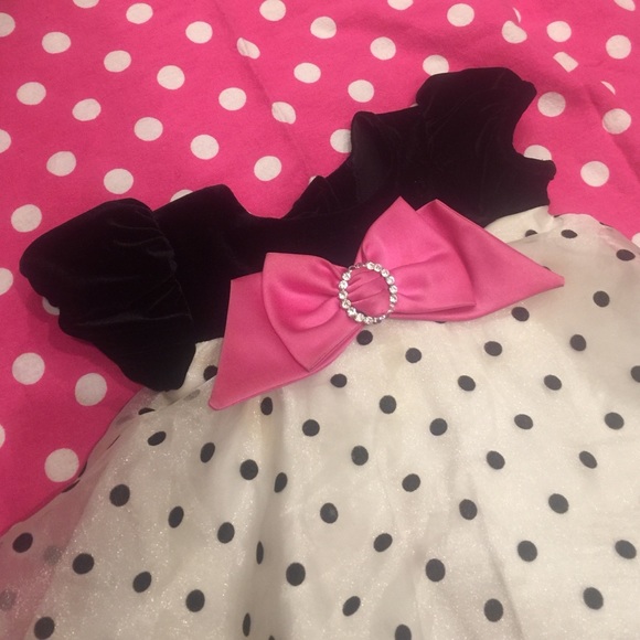 Velvet and crinoline dress with bow. - Picture 2 of 4