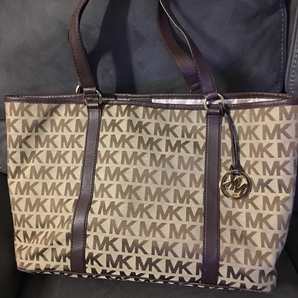 Authentic Michael kors Signature
