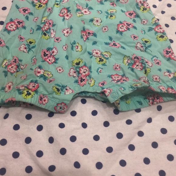 Cap sleeve floral printed romper. - Picture 3 of 4