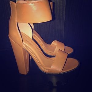 💖💖 Gorgeous Ankle Cuff Heels 💖💖