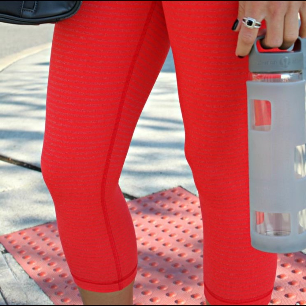 Lululemon Wunder Under crops, size 6