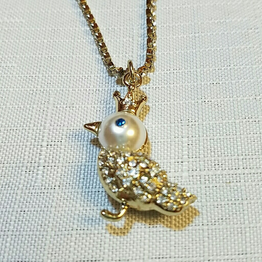 Gorgeous Crystal and Pearl Queen bird necklace