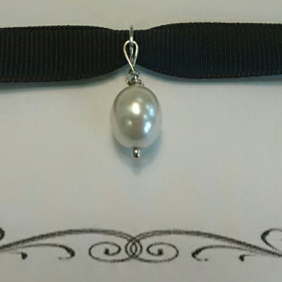 Graduation Pearl Necklace - Picture 2 of 4