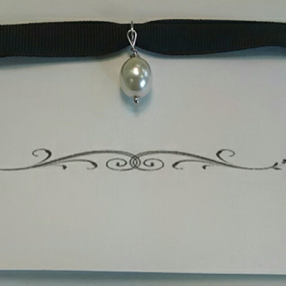 Graduation Pearl Necklace - Picture 3 of 4