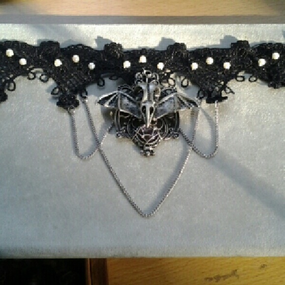 -SOLD- Gothic Elegance Skull Crow Choker - Picture 4 of 8