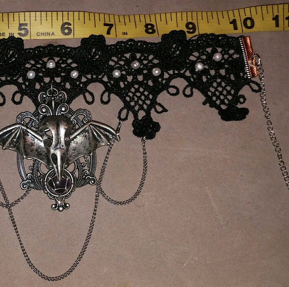 -SOLD- Gothic Elegance Skull Crow Choker - Picture 7 of 8