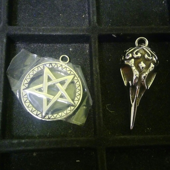 -SOLD- Gothic Elegance Skull Crow Choker - Picture 8 of 8