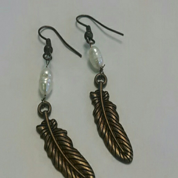 Bronze feather pearl earrings Sundance like - Picture 2 of 3