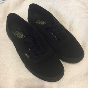 VANS || black lo pros