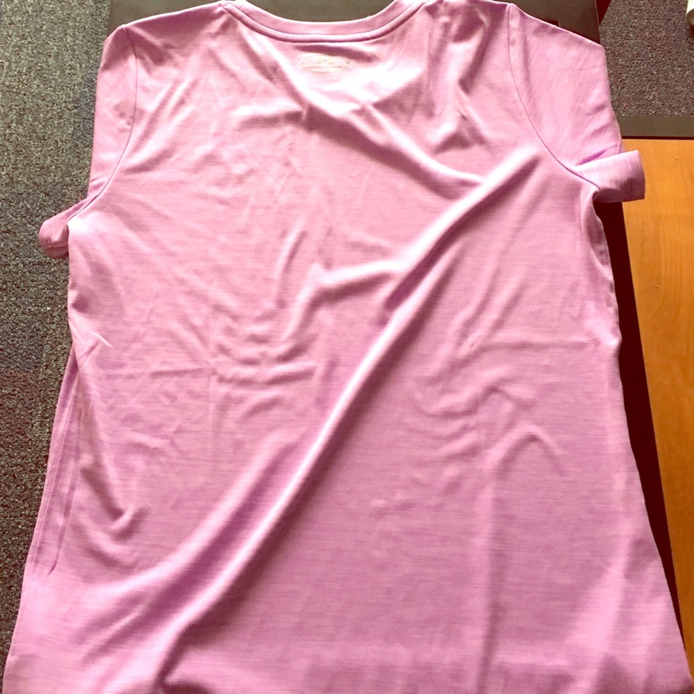 NWOT under armour purple top. Excellent cond