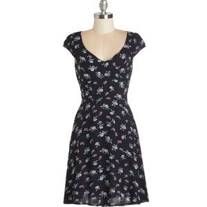 Super flattering Modcloth dress - size S 🌸