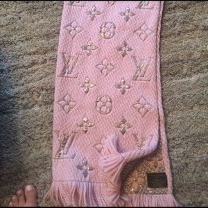 LV scarf