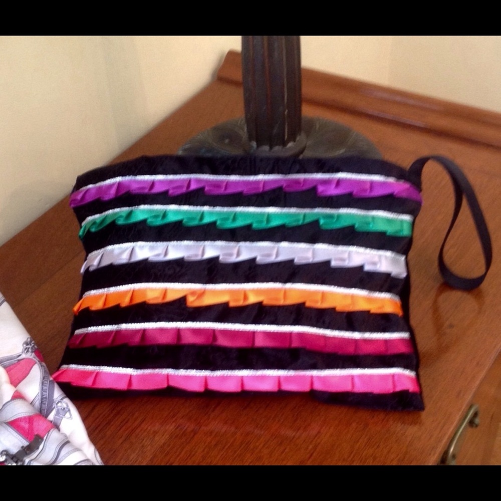 Wrist purse with multiple colors ribbons