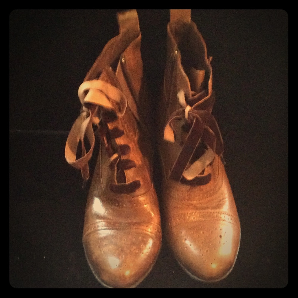 Born Brown Leather Ankle Zip Boots. Size 8 1/2.
