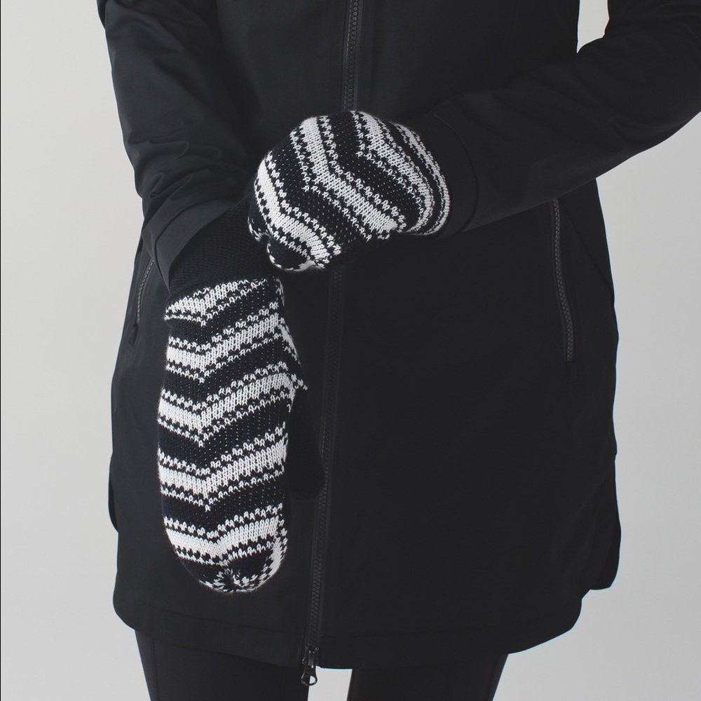 Lululemon Snow Amazing Mittens NWOT