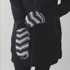 Lululemon Snow Amazing Mittens NWOT