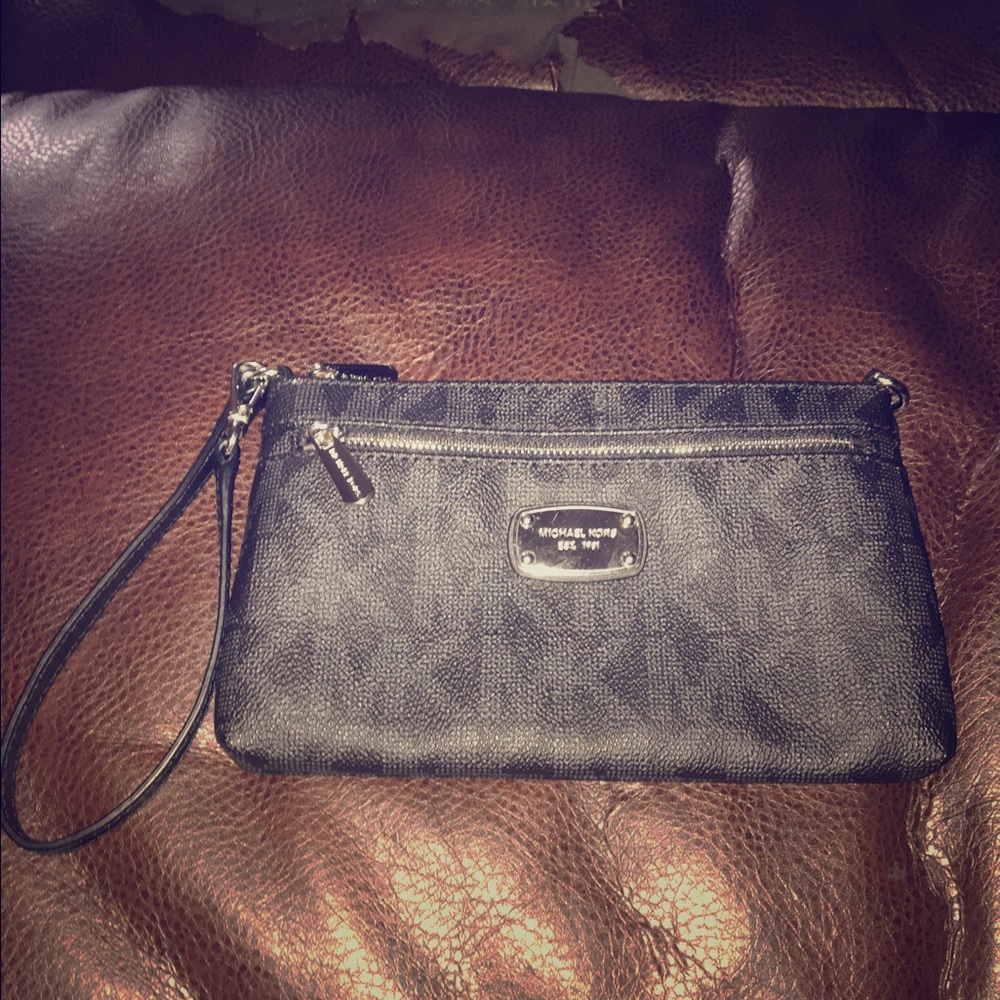 Micheal kors black jet set continental wristlet
