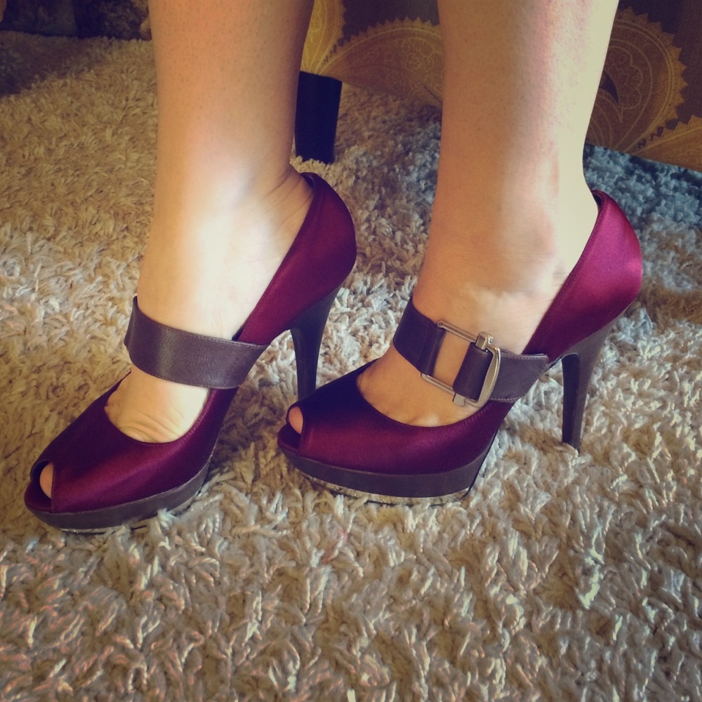 Burgundy heel with brown strap - Picture 1 of 4