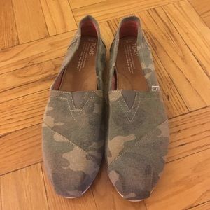 Brand New Camouflage TOMS size 9