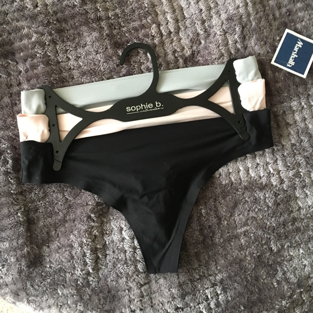 Sophie b. Thongs