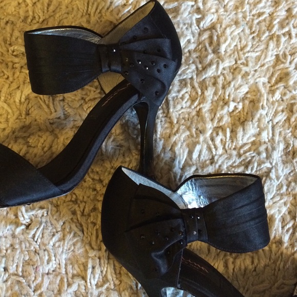 Black strap heels with rhinestones embellishment - Picture 3 of 3