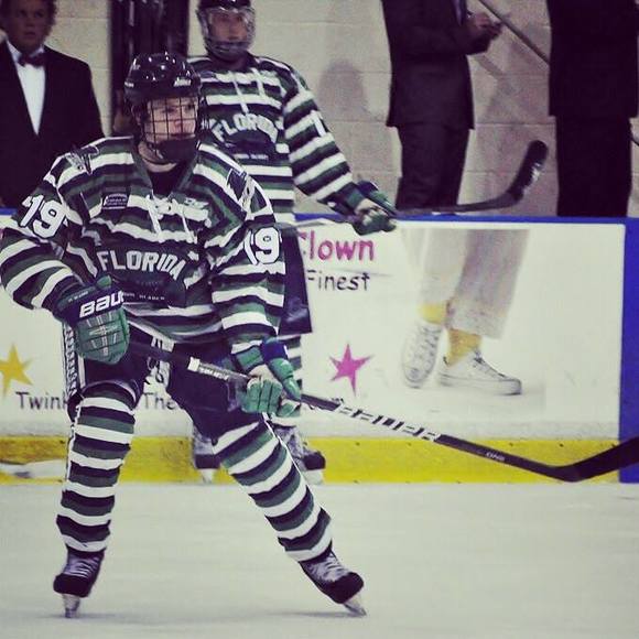 Hi I'm kyle. I love hockey and lululemon - Picture 1 of 2