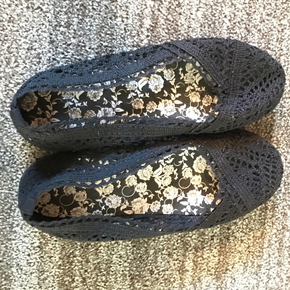 Black knitted flats