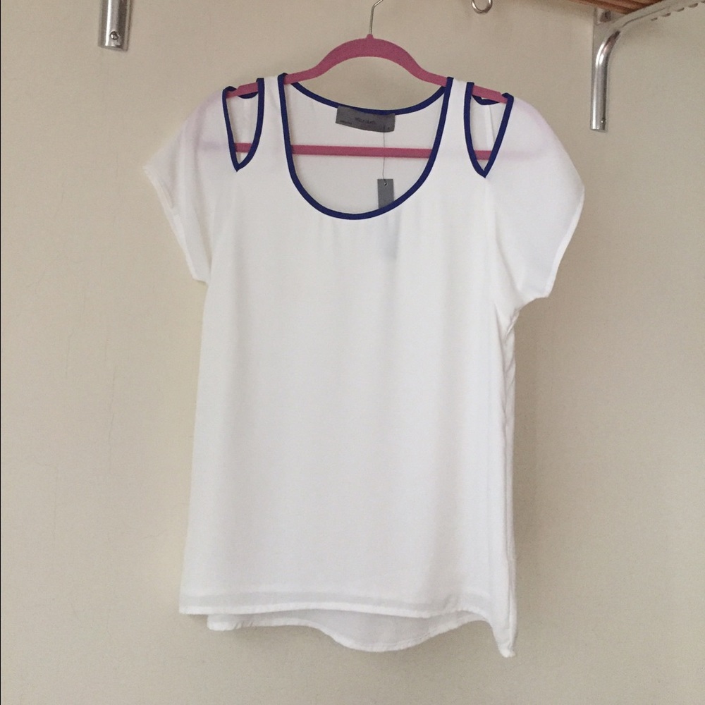 Off the shoulder tee