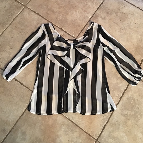 mmm Tops - 🔴Clearance Cute top from DILLARDS💓❤️💓
